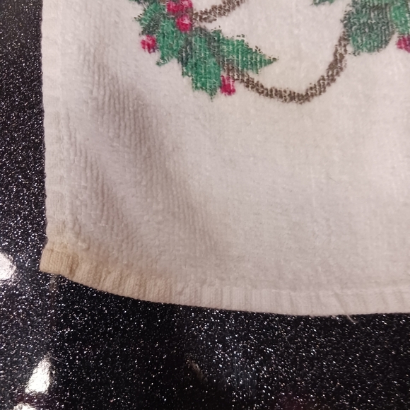 Vintage Set of 2 Different Christmas Hand Towels. - Picture 7 of 9